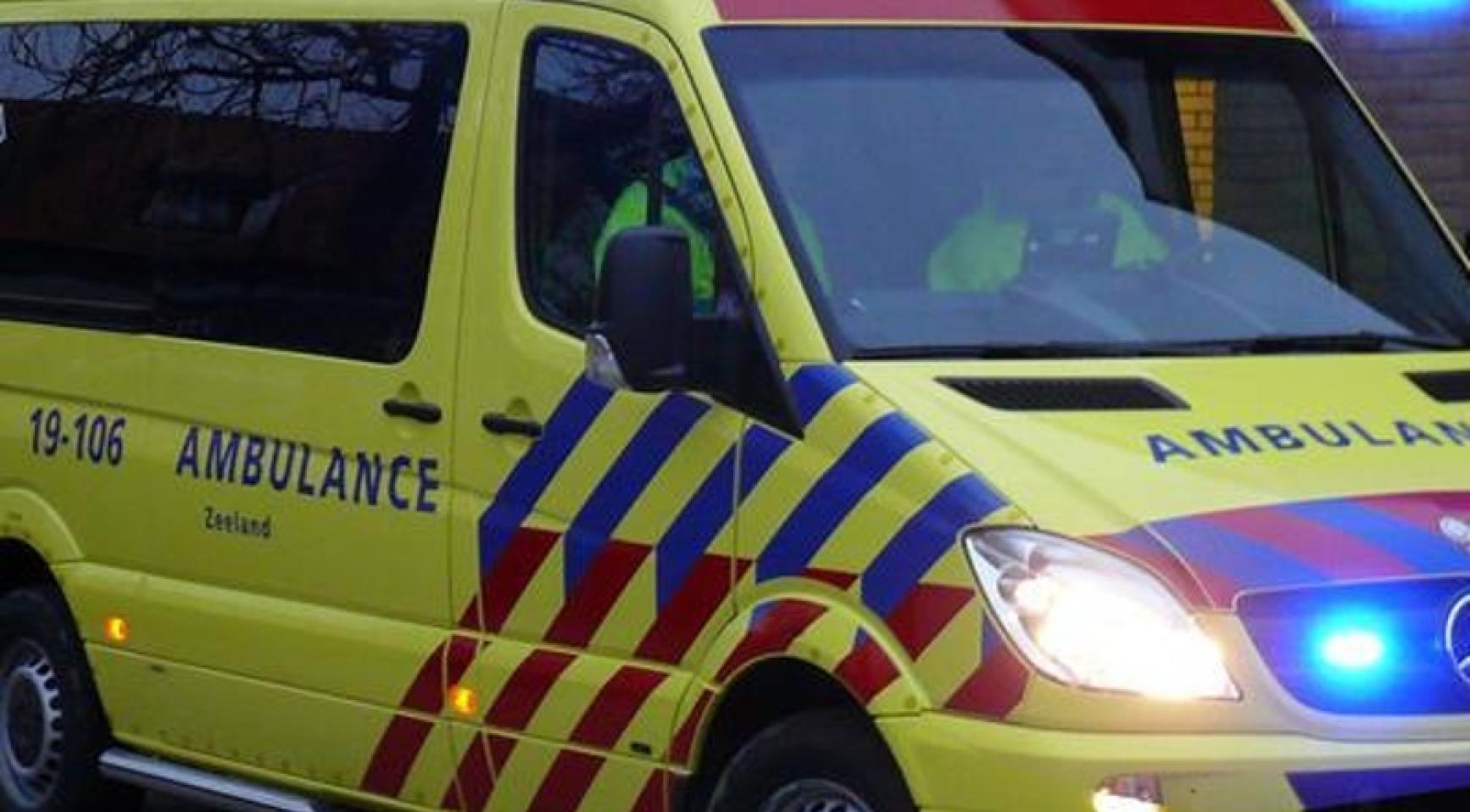 Bestelwagen glijdt van de A58 in Bergen op Zoom, bestuurder naar het ziekenhuis