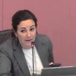 Bewoners van Amsterdam confronteren burgemeester over verbod op traditionele vuurwerk op Floraveld