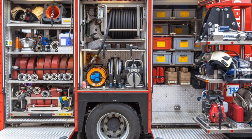 Brand in woning in Den Haag veroorzaakt door opladende fatbike; bewoners gered van balkon