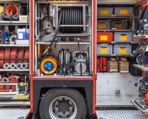 Brand in woning in Den Haag veroorzaakt door opladende fatbike; bewoners gered van balkon