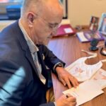 Burgemeester schrijft handgeschreven kaartjes voor elke pasgeborene in Echt-Susteren