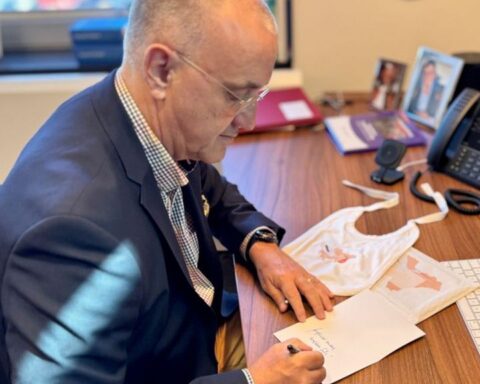 Burgemeester schrijft handgeschreven kaartjes voor elke pasgeborene in Echt-Susteren