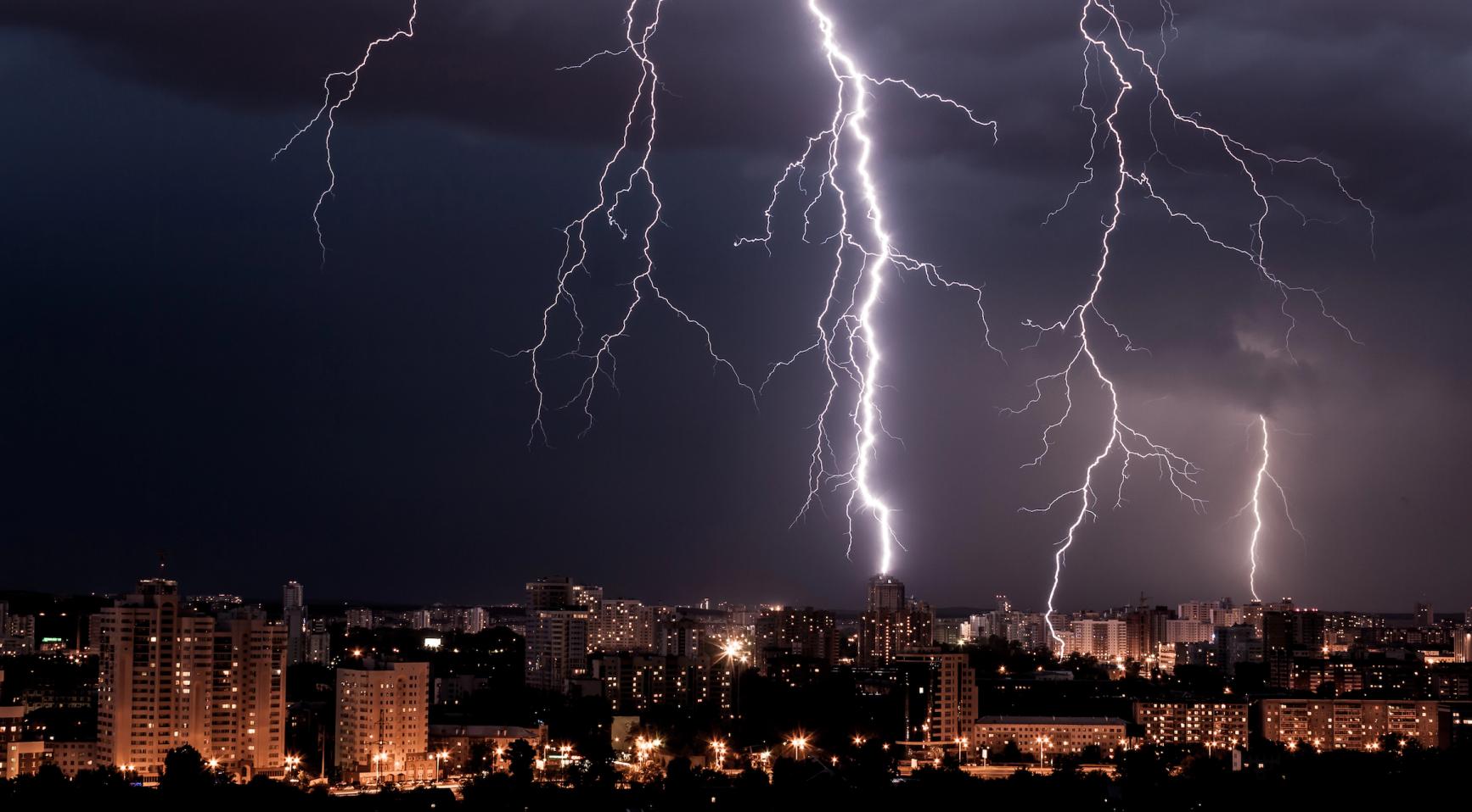 Code geel waarschuwing voor onweer en wind in grote delen van Nederland