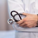 Dokter uit Veldhoven verdacht van illegale transfusies met navelstrengbloed bij 200 buitenlandse kinderen