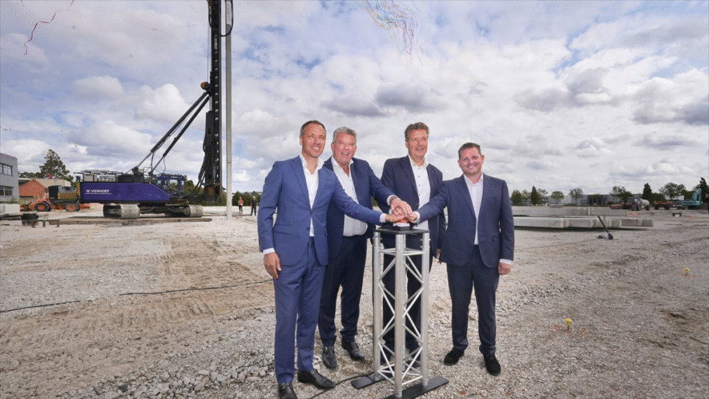 Eerste paal geslagen voor nieuw duurzaam distributiecentrum Zorgboodschap in Lisse