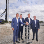 Eerste paal geslagen voor nieuw duurzaam distributiecentrum Zorgboodschap in Lisse