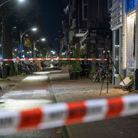 Explosie bij pizzaketen Overtoom in Amsterdam rond 02.00 uur