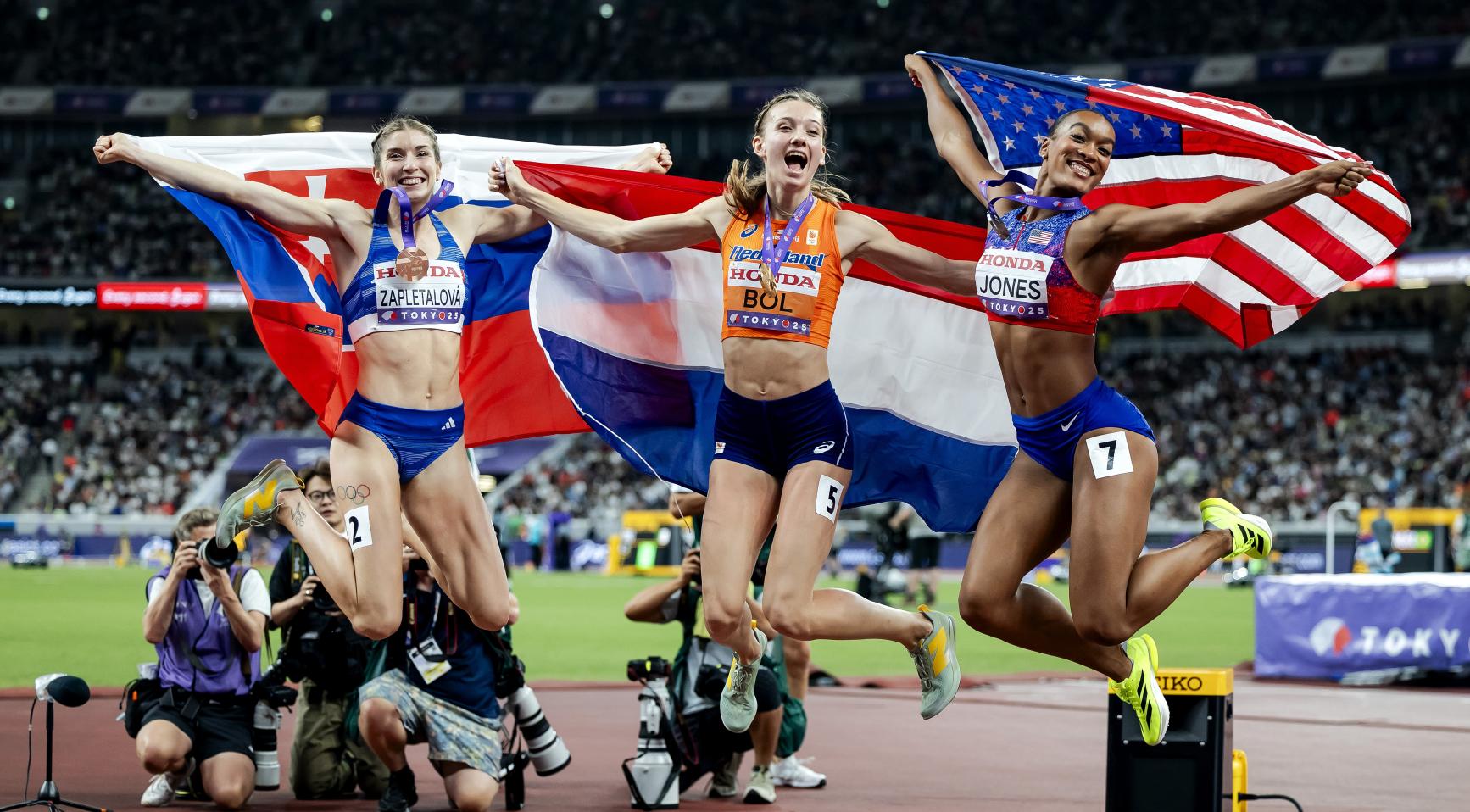 Femke Bol wint goud op 400 meter horden in Tokio en evenaart Sifan Hassan's medaille-record