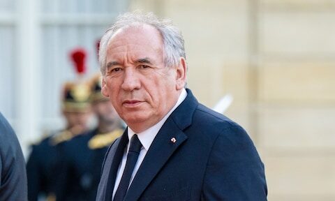 Frans parlement stemt premier Bayrou af, Macron zoekt opnieuw naar opvolger