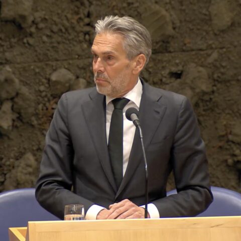 Gevallen kabinet geconfronteerd met sterke, maar verdeelde parlement in begrotingsdebat vandaag