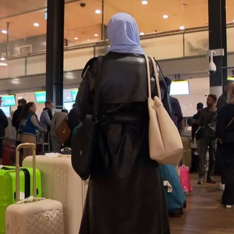 Groep Syriërs keert met chartervlucht van Nederlandse overheid terug naar Syrië