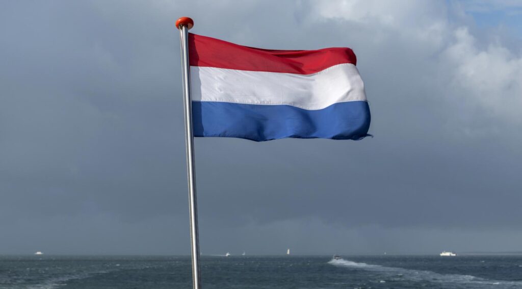 Helikopter redt bemanning van Nederlands vrachtschip aangevallen voor de kust van Jemen