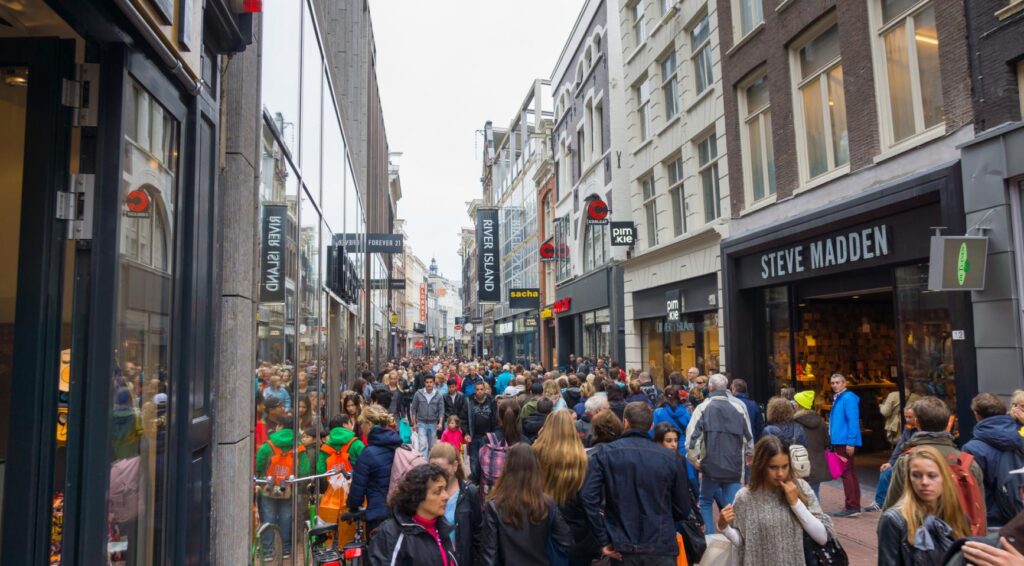Hogere lonen en sociale uitkeringen stimuleren Nederlandse bestedingen