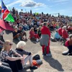 Honderden mensen demonstreren in Holwerd tegen gaswinning onder de Waddenzee