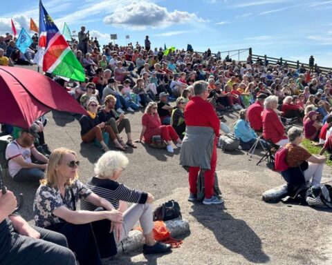 Honderden mensen demonstreren in Holwerd tegen gaswinning onder de Waddenzee