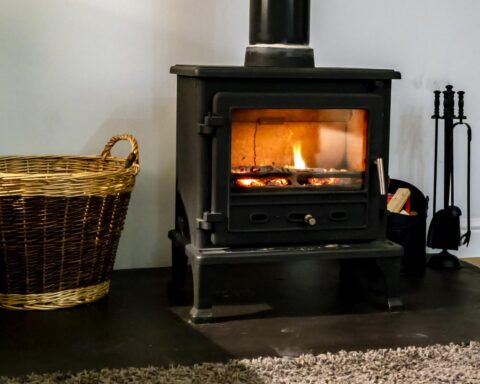 Huiselijk houtrook laat 1,2 miljoen Nederlanders met longaandoeningen worstelen om te ademen