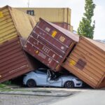 Jongens gered van boot in Urk tijdens code geel winden; miljoenen schade door storm