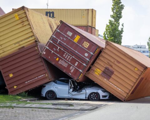 Jongens gered van boot in Urk tijdens code geel winden; miljoenen schade door storm