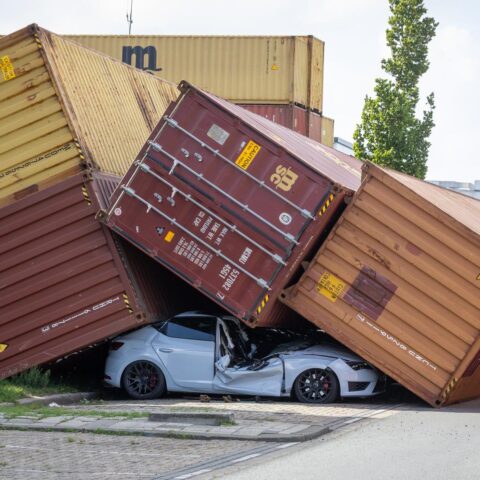 Jongens gered van boot in Urk tijdens code geel winden; miljoenen schade door storm
