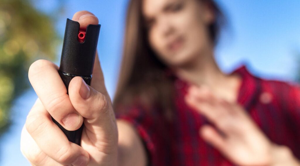 Justitieminister overweegt legalisering van pepperspray voor vrouwen na de dood van tiener