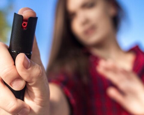 Justitieminister overweegt legalisering van pepperspray voor vrouwen na de dood van tiener