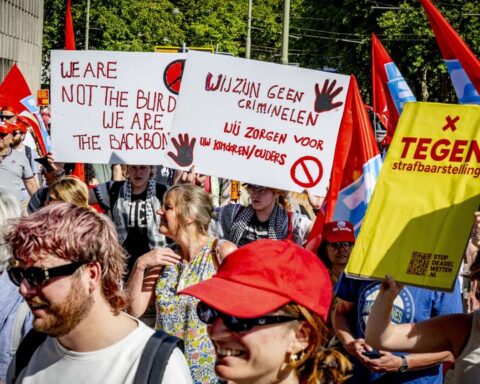 Kabinet: hulp aan illegalen blijft mogelijk zonder straf, niet alleen soepkopjes