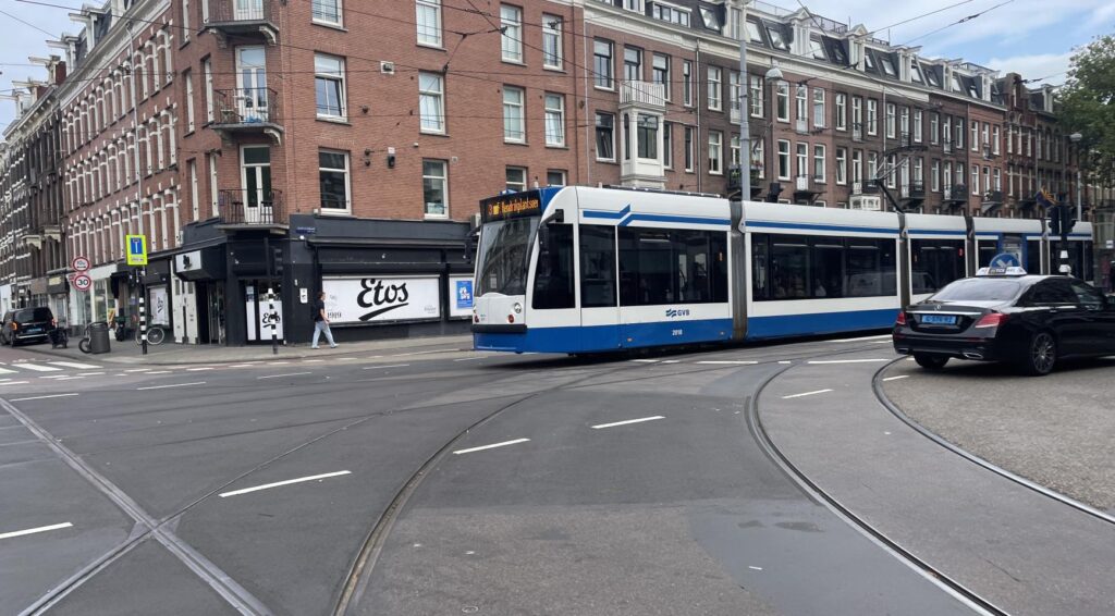 Kabinet schrappen plannen om €110 miljoen te bezuinigen op openbaar vervoer in Amsterdam, Rotterdam en Den Haag