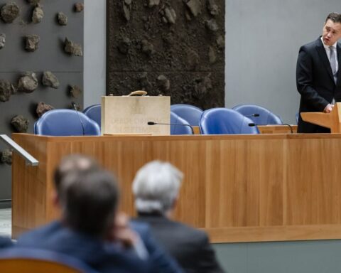 Kamer besluit na beleidsarme Prinsjesdag, debat start campagne