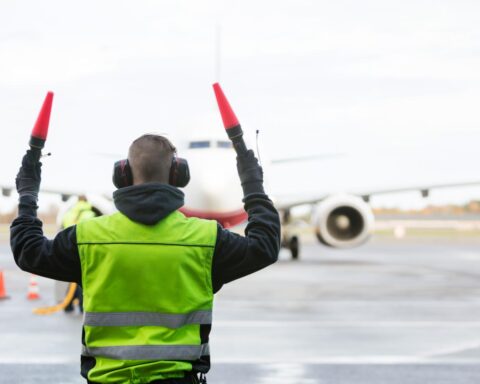 KLM grondpersoneel staakt tijdelijk na hervatten onderhandelingen