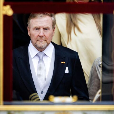 Koning in Troonrede: mensen staan tegenover elkaar, handreikingen zijn noodzakelijk