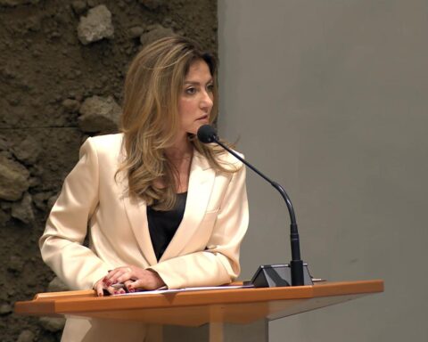 Leiders van VVD, CDA, NSC en JA21 bespreken mogelijke coalitieopties op congressen