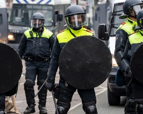 Lepelpolitie ingezet na koranverbranding tijdens protest tegen asielzoekers in Hoofddorp; 7 arrestaties