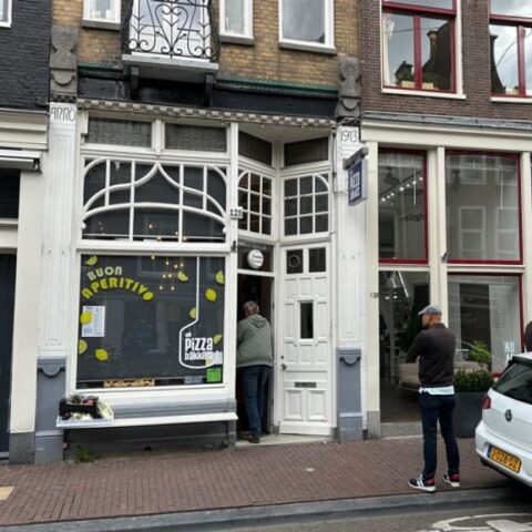 Locoburgemeester van Amsterdam sluit vier De Pizzabakkers-vestigingen na reeks explosies