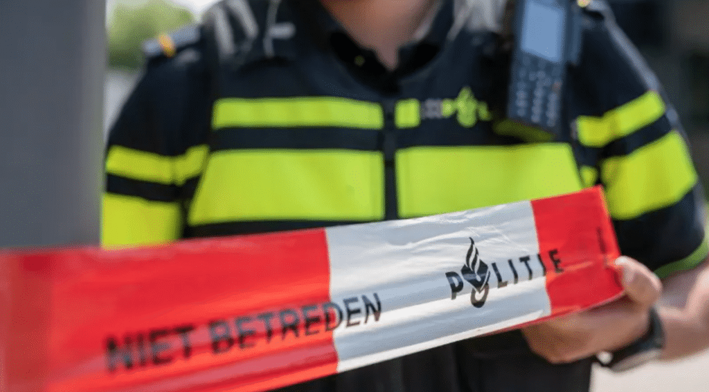 Man overleden in Arnhem; twee verdachten aangehouden