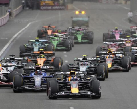 Max Verstappen boekt tweede achtereenvolgende overwinning in de Grote Prijs van Azerbaijan in Baku