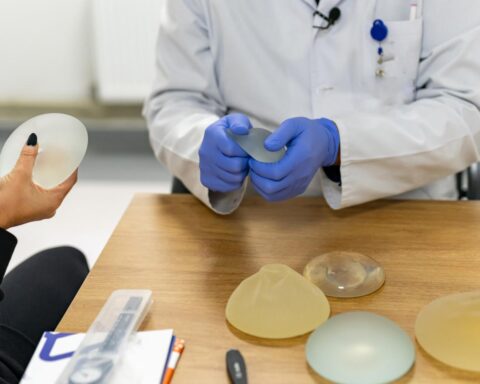 Meer dan 14.000 Nederlandse vrouwen lieten borstimplantaten verwijderen in 10 jaar tijd wegens veiligheidszorgen