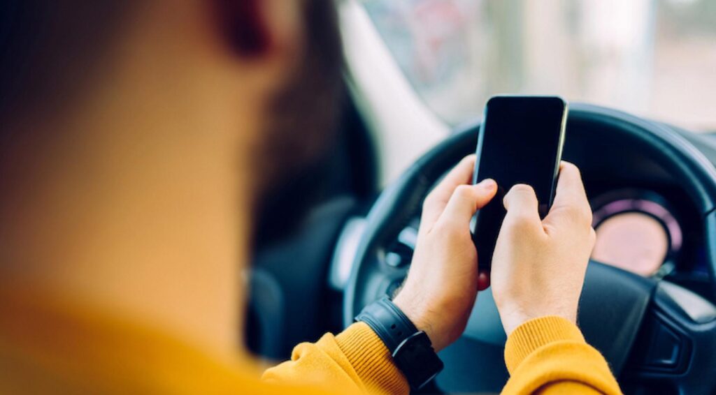 Meer dan €5 miljoen aan boetes voor 12.000 bestuurders voor gebruik van telefoon tijdens het rijden