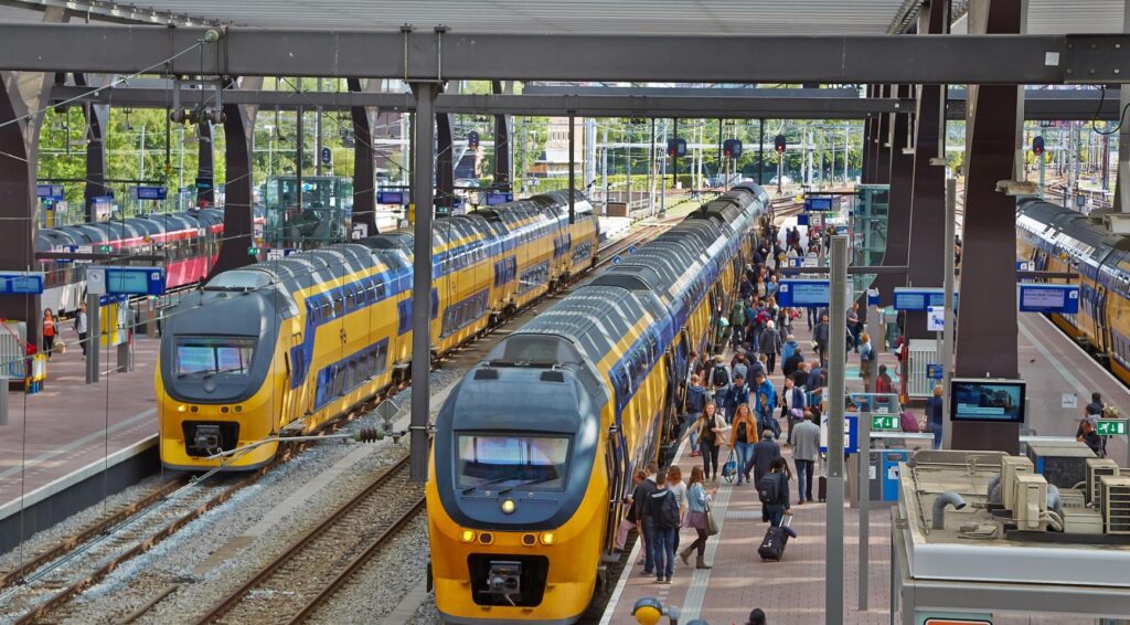 Nederlanders gebruiken minder openbaar vervoer voor woon-werkverkeer en meer in het weekend sinds pandemie