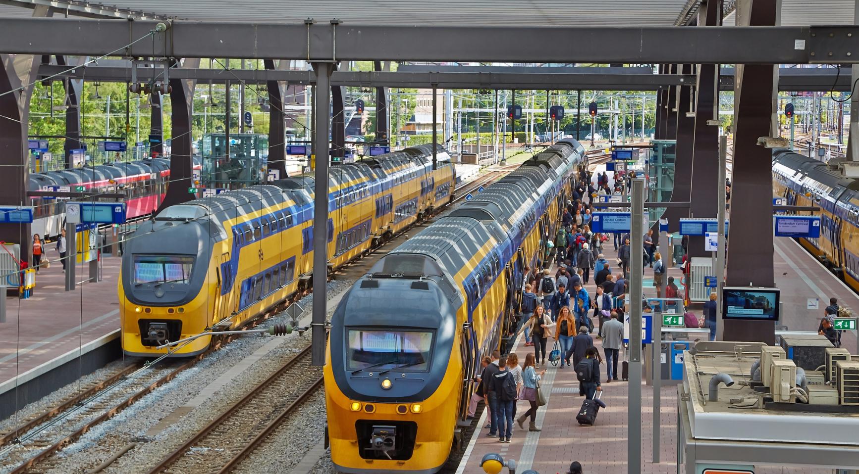 Nederlanders gebruiken minder openbaar vervoer voor woon-werkverkeer en meer in het weekend sinds pandemie