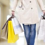 Nederlandse consumenten schakelen tussen discount- en premiumwinkels, wat retailers in de war brengt