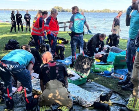 Oefening van duikers in Almere eindigt in noodreddingsactie na incident in Vinkeveen
