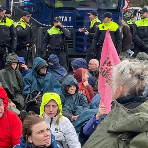 Openbaar ministerie eist taakstraffen en boetes voor actievoerders van Extinction Rebellion