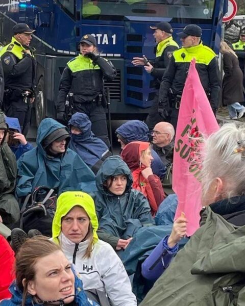 Openbaar ministerie eist taakstraffen en boetes voor actievoerders van Extinction Rebellion