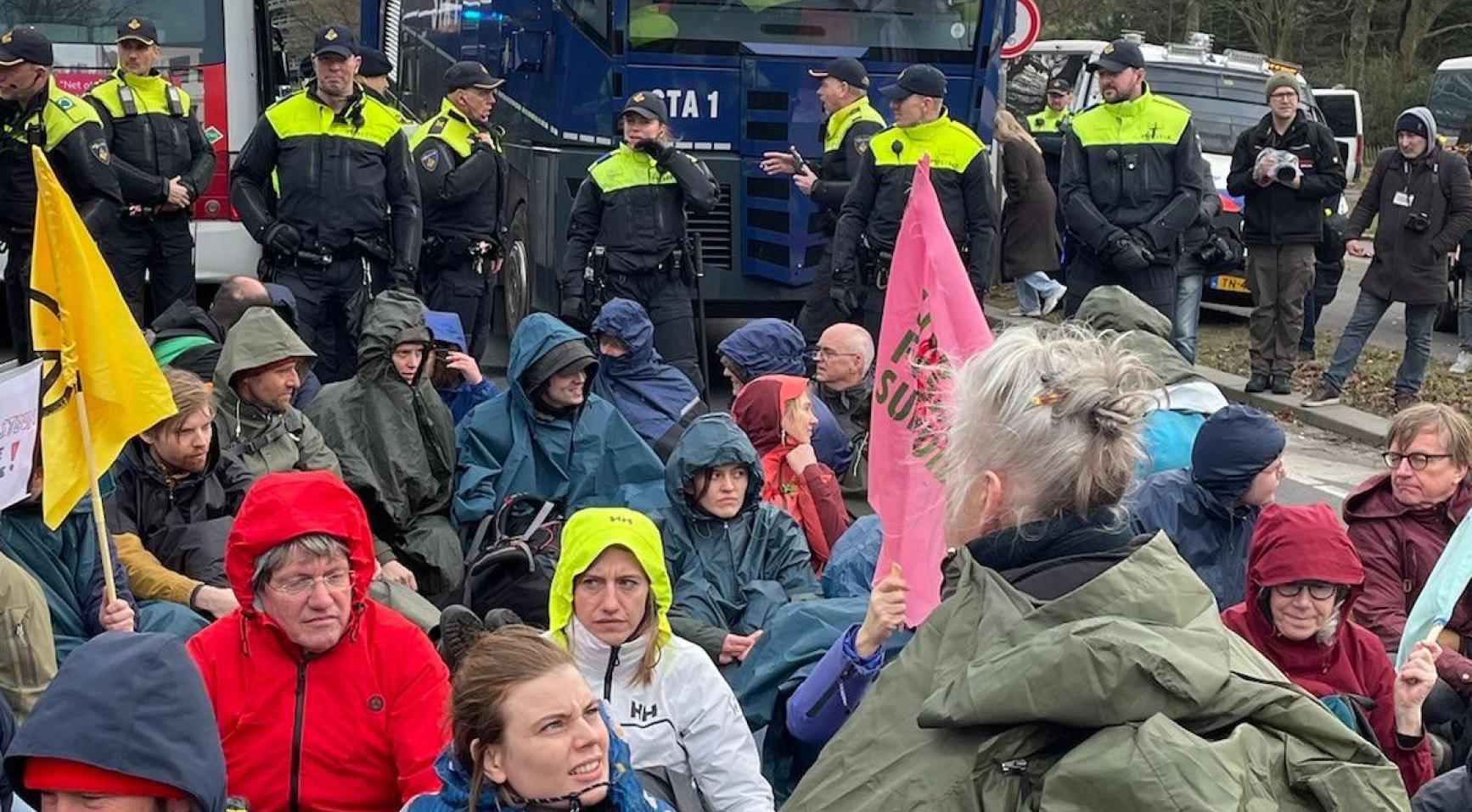 Openbaar ministerie eist taakstraffen en boetes voor actievoerders van Extinction Rebellion