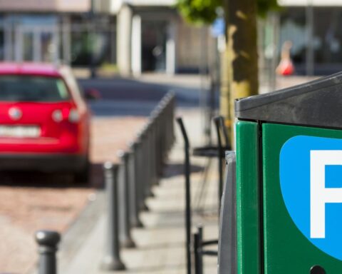 Oplichters gebruiken QR-code-stickers op parkeerautomaten om toegang te krijgen tot bankrekeningen