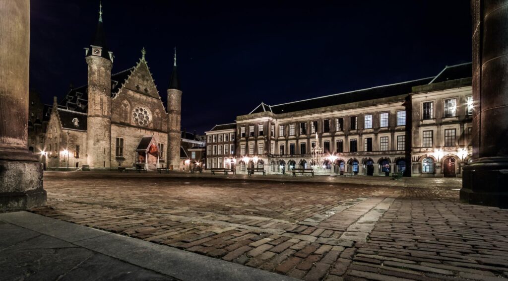 Oproer tegen immigratie in Den Haag veroorzaakt €89.000 schade aan Binnenhof en D66-kantoor