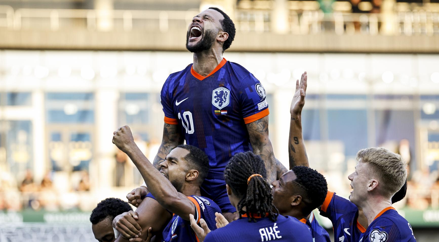 Oranje wint moeizaam van Litouwen met recordgoal van Memphis Depay