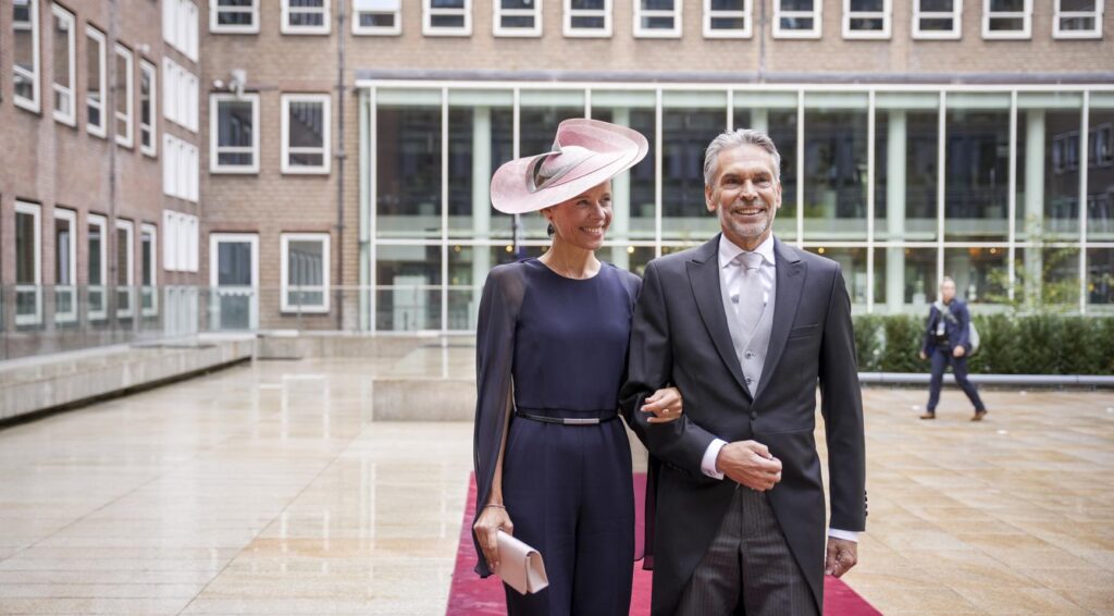 Parlementariërs arriveren voor Prinsjesdag terwijl de wind krachtig waait