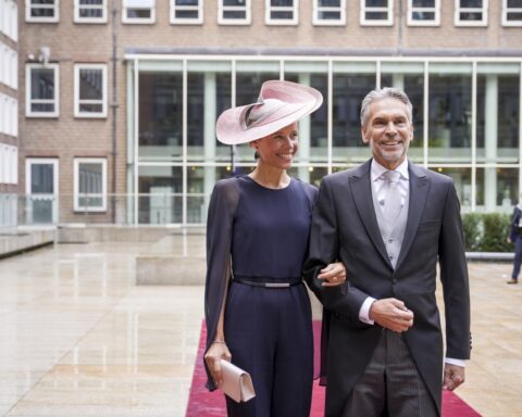 Parlementariërs arriveren voor Prinsjesdag terwijl de wind krachtig waait