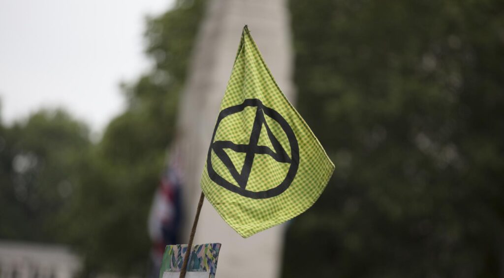 Politie arresteert tientallen na blokkade A12 door Extinction Rebellion in Den Haag